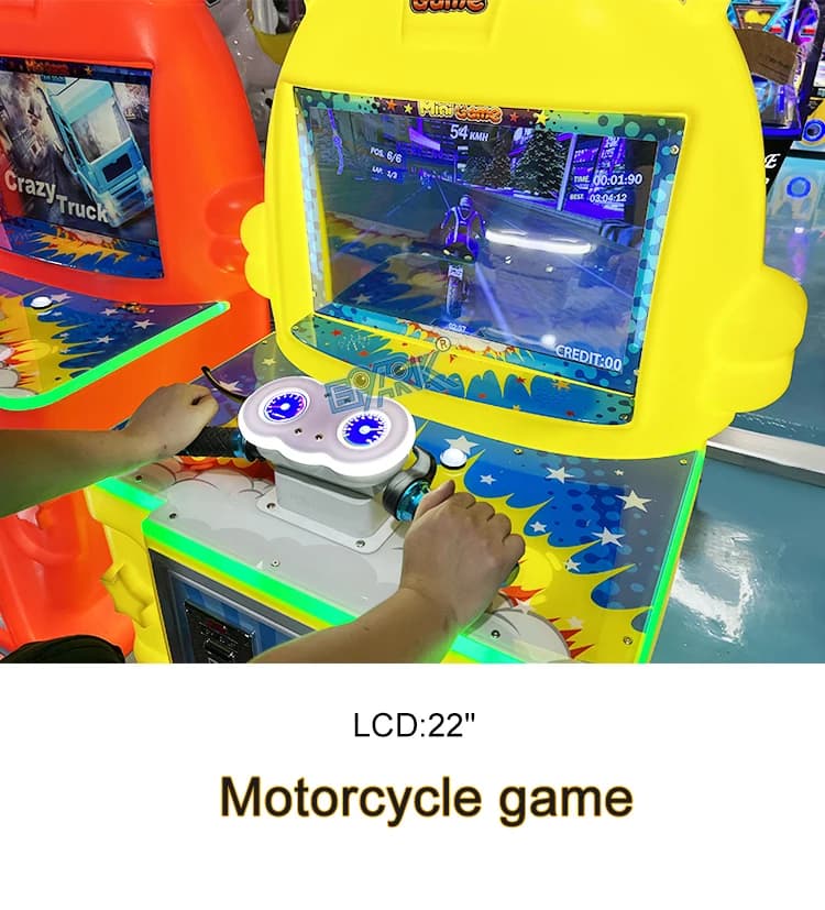 Jugador usando el controlador del manillar frente a la pantalla del juego de motocicletas