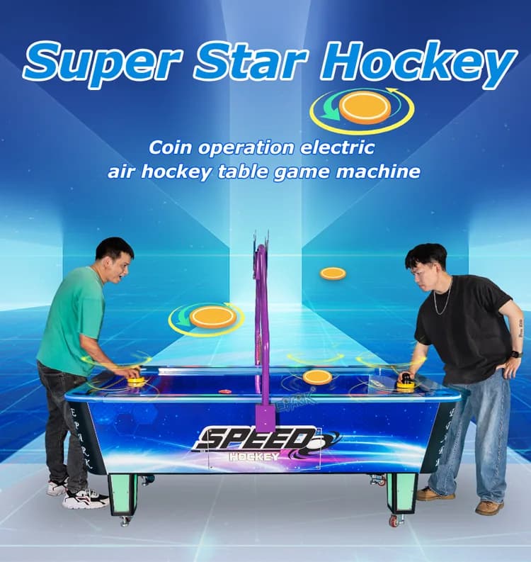 Dos jugadores compitiendo en la mesa de air hockey con marcador superior