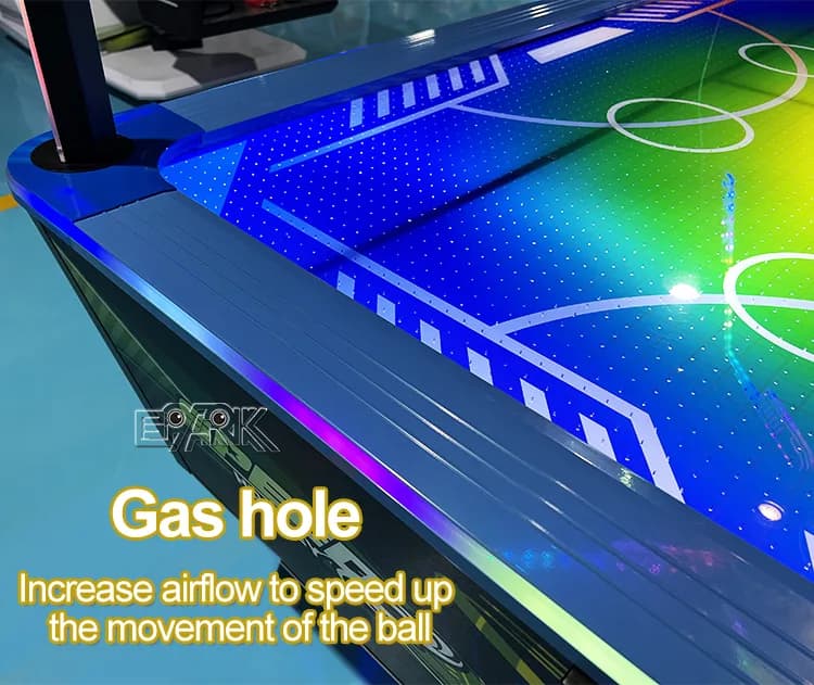 Orificios de ventilación y borde iluminado en el campo de juego de hockey para cuatro jugadores.
