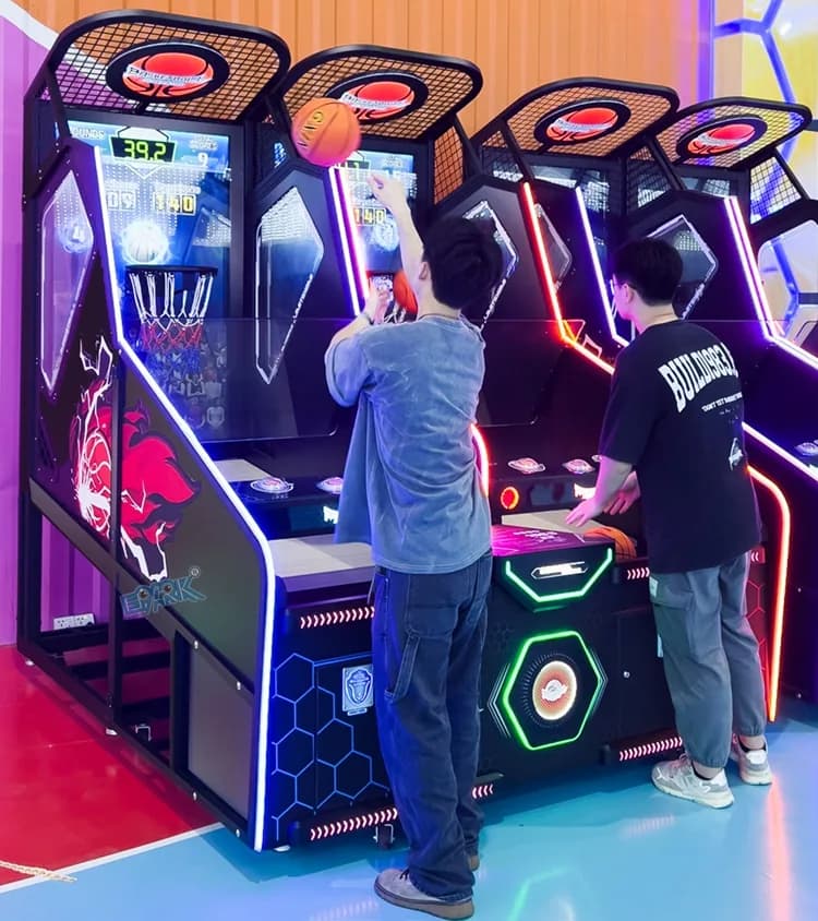 Dos jugadores usando una máquina recreativa de baloncesto de 65 pulgadas en un local