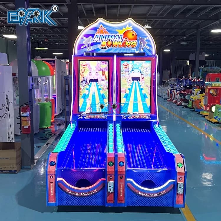 Vista frontal de una máquina recreativa de bolos doble de 42 pulgadas para dos jugadores.