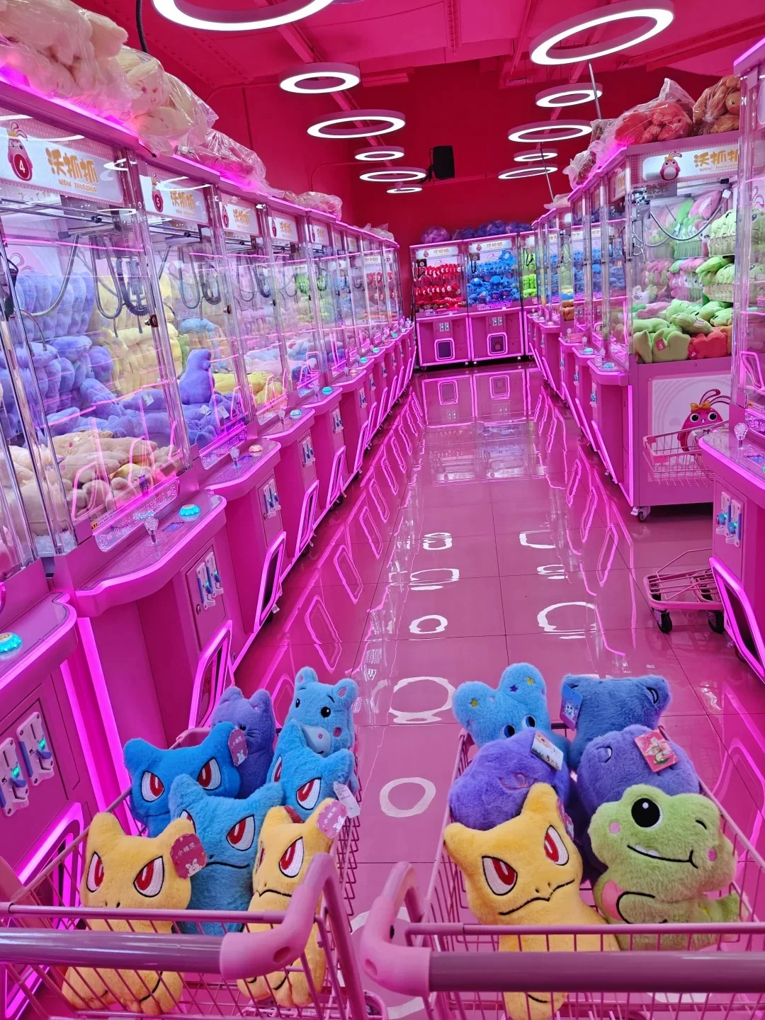Commercial claw machine venue planning material with visible machine rows and circulation